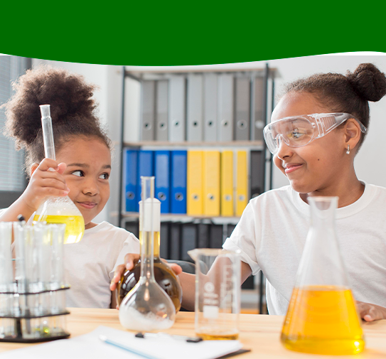 Meninas no laboratório de biologia